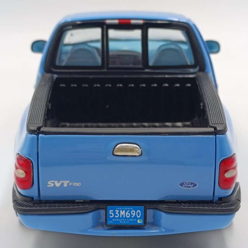 Maisto Ford SVT F-150 die-cast model car - scale 1/21 - windscreen crack