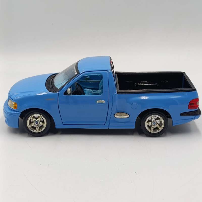 Maisto Ford SVT F-150 die-cast model car - scale 1/21 - windscreen crack