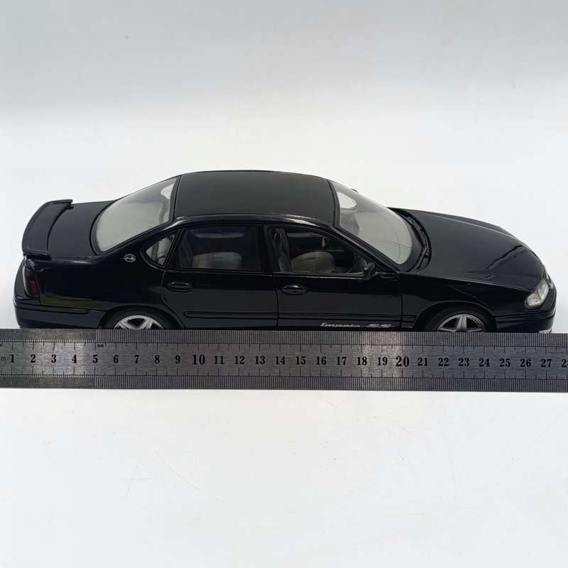 Maisto 2004 Chevrolet Impala SS die-cast model car - scale 1/18