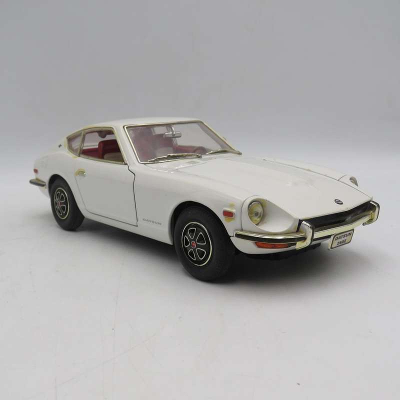Road Signature 1970 Datsun 240Z die-cast model car - Scale 1/18