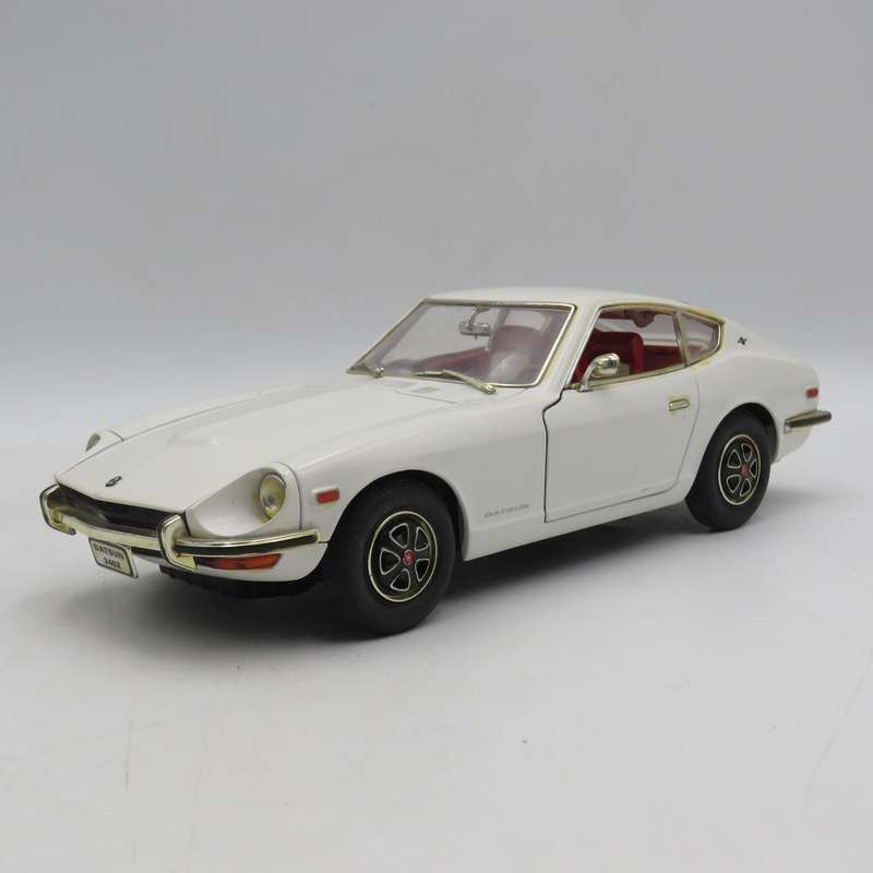 Road Signature 1970 Datsun 240Z die-cast model car - Scale 1/18