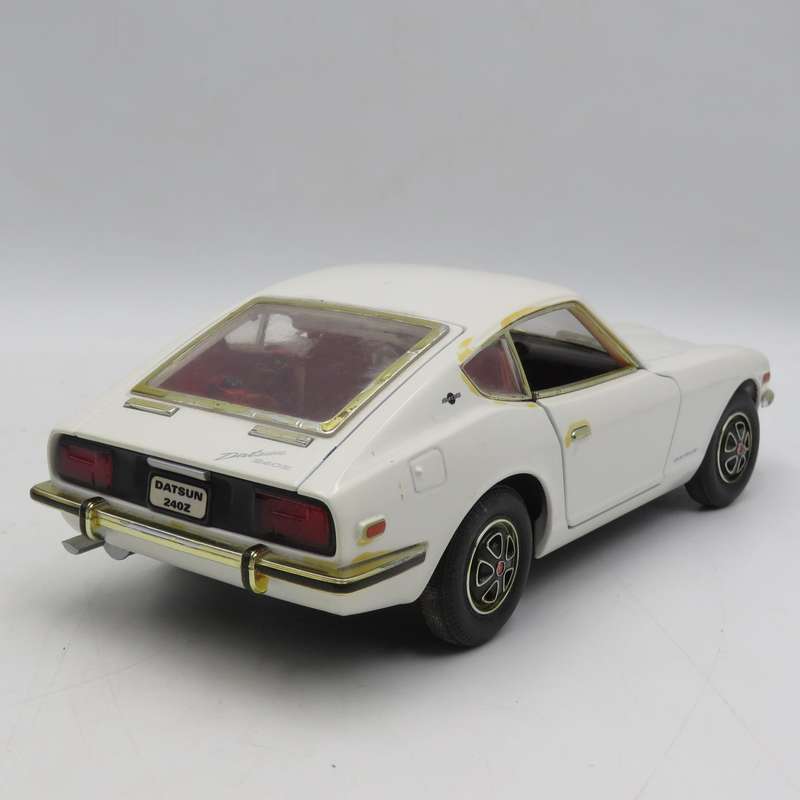 Road Signature 1970 Datsun 240Z die-cast model car - Scale 1/18