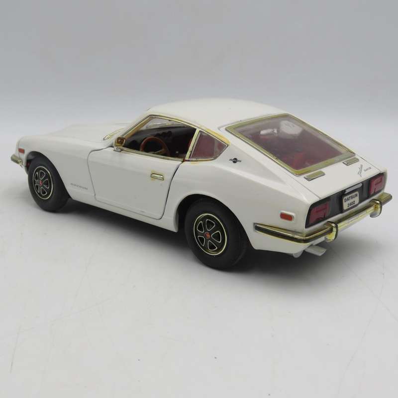 Road Signature 1970 Datsun 240Z die-cast model car - Scale 1/18