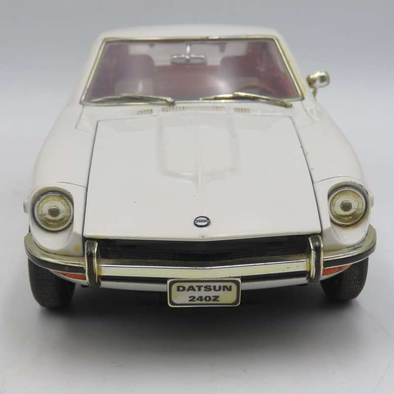 Road Signature 1970 Datsun 240Z die-cast model car - Scale 1/18