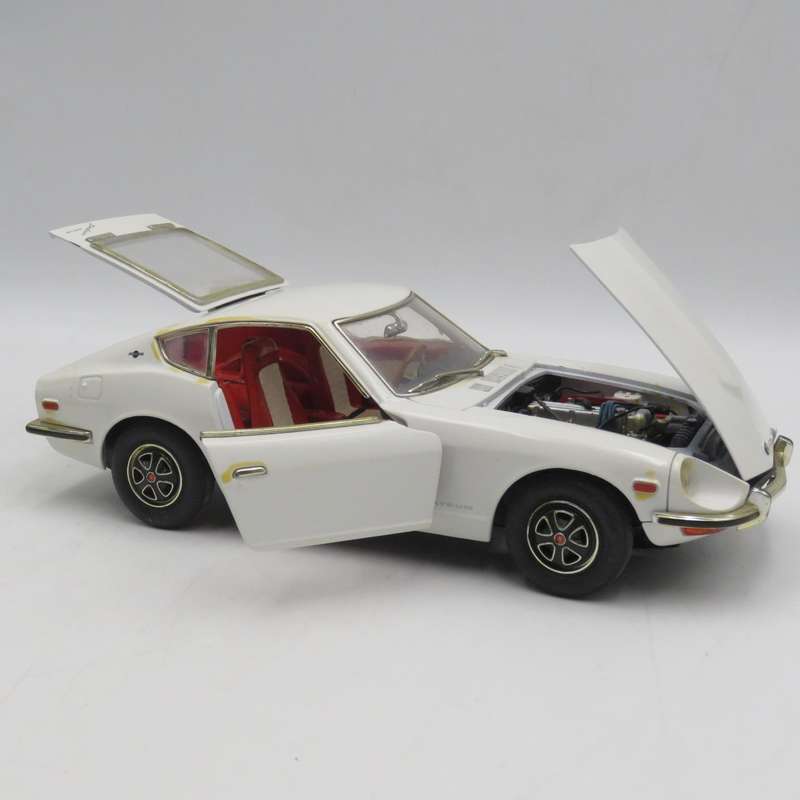 Road Signature 1970 Datsun 240Z die-cast model car - Scale 1/18
