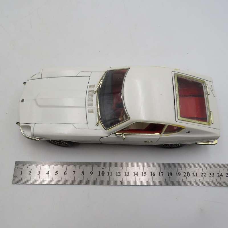 Road Signature 1970 Datsun 240Z die-cast model car - Scale 1/18