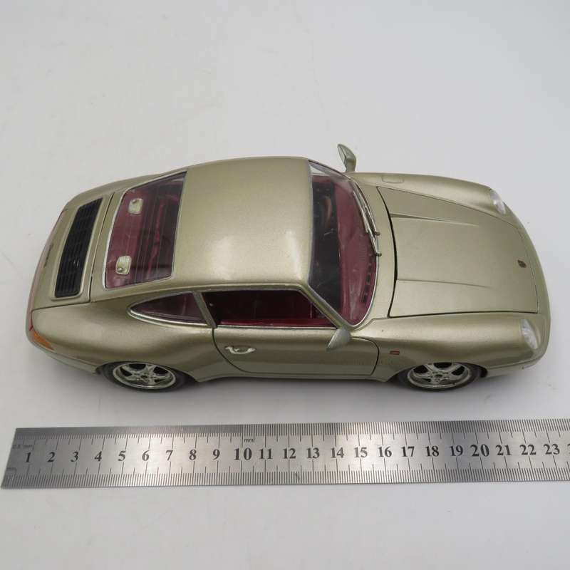 Bburago 1993 Porsche Carrera 911 die-cast model - Scale 1/18