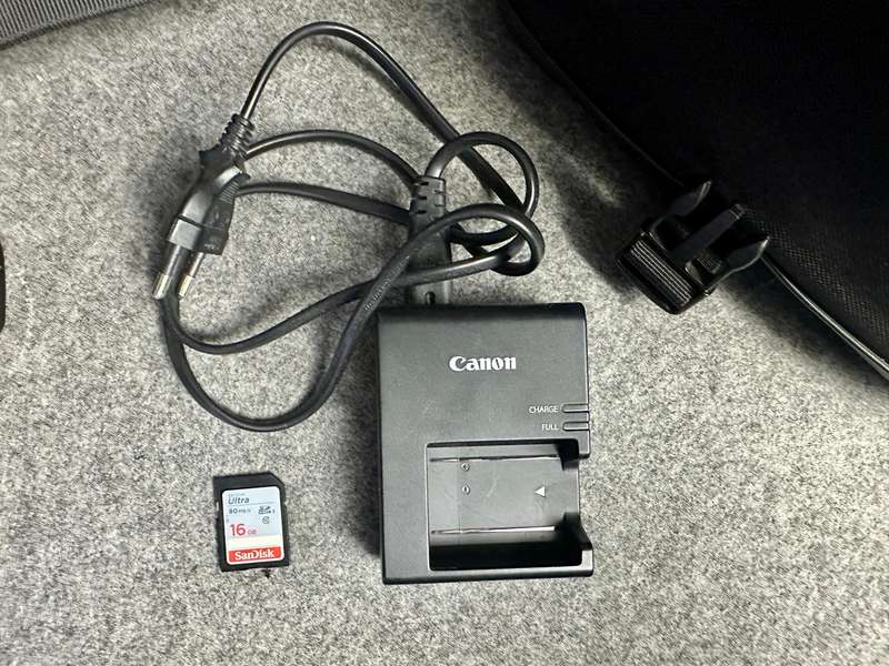 Canon EOS 4000D Starter Bundle