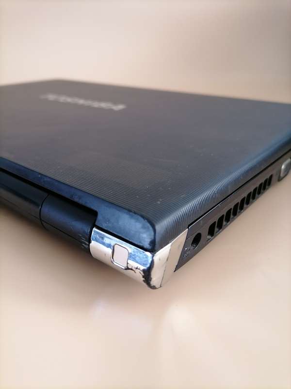 Toshiba F42N (Intel Core i7, 128GB SSD, 8GB RAM) 15.6 Inch Laptop