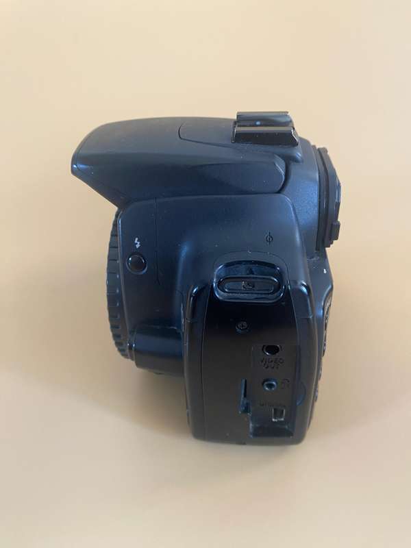 Canon EOS 350D Digital SLR Camera (8MP,  7-Point auto focus system) Black