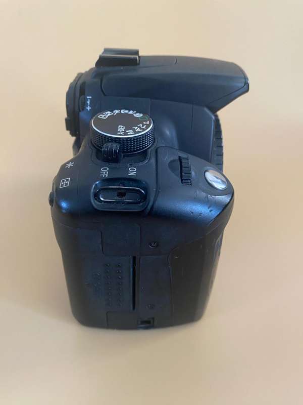 Canon EOS 350D Digital SLR Camera (8MP,  7-Point auto focus system) Black