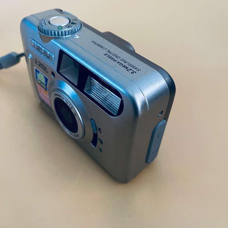 Samsung Digimax 300 Digital Camera  (3.2 MP, 3x Optical Zoom)