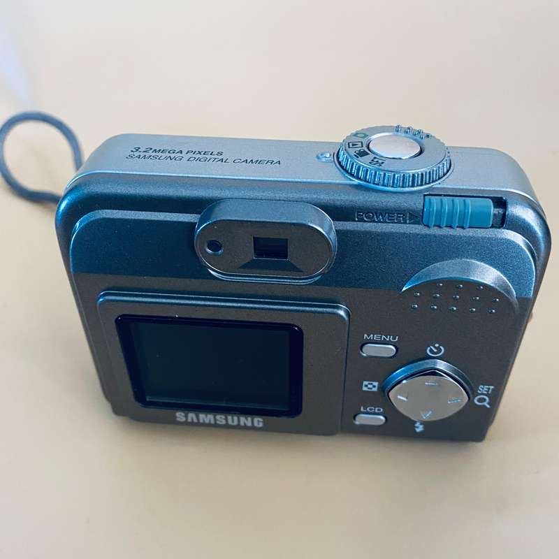 Samsung Digimax 300 Digital Camera  (3.2 MP, 3x Optical Zoom)