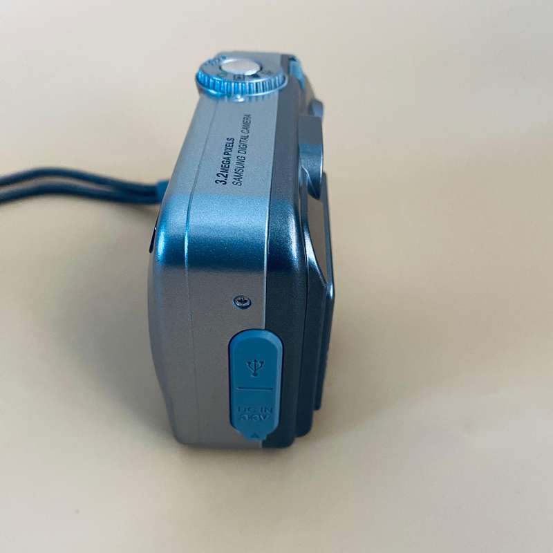 Samsung Digimax 300 Digital Camera  (3.2 MP, 3x Optical Zoom)