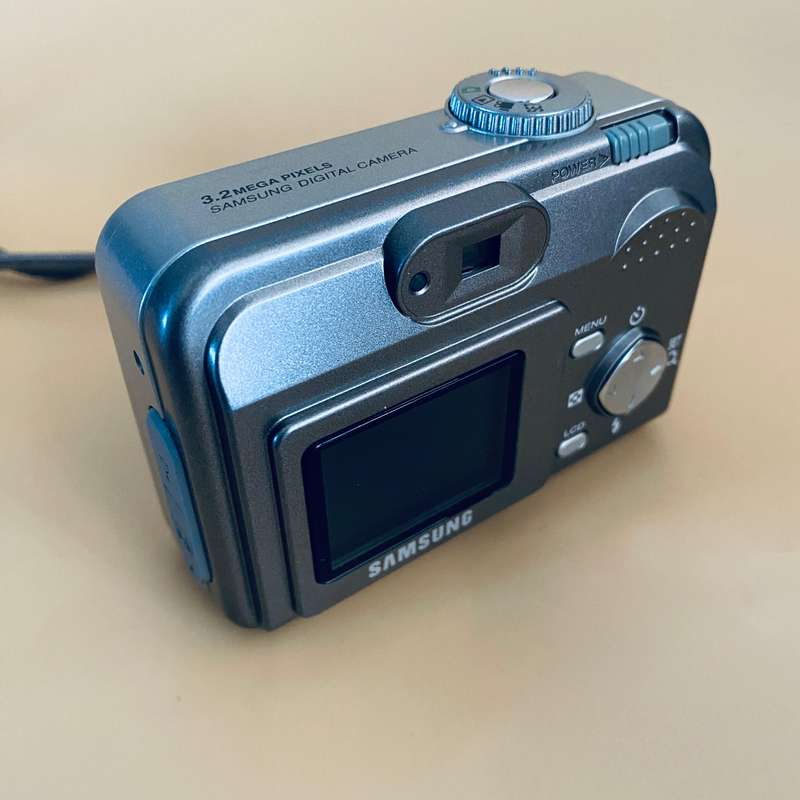 Samsung Digimax 300 Digital Camera  (3.2 MP, 3x Optical Zoom)