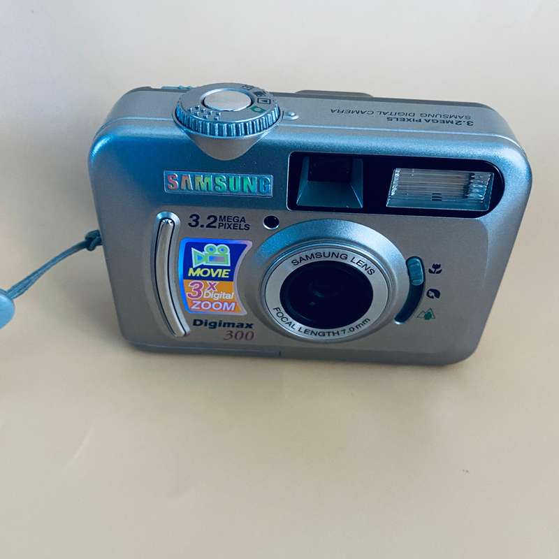Samsung Digimax 300 Digital Camera  (3.2 MP, 3x Optical Zoom)