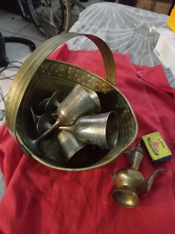 Brass basket + 5 goblets + carafe