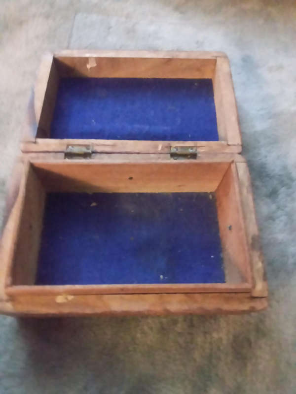 Mother of pearl inlaid jewellery box