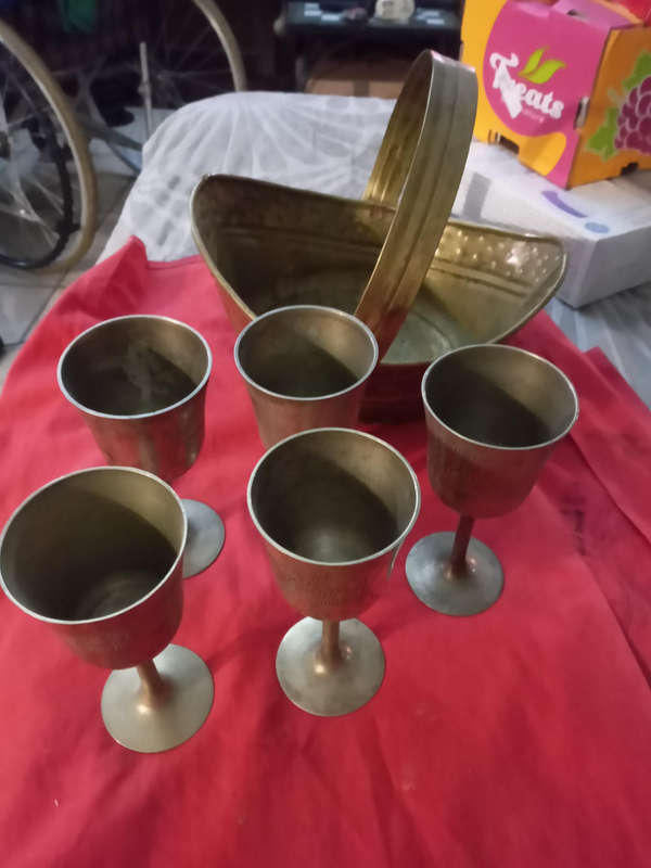 Brass basket + 5 goblets + carafe