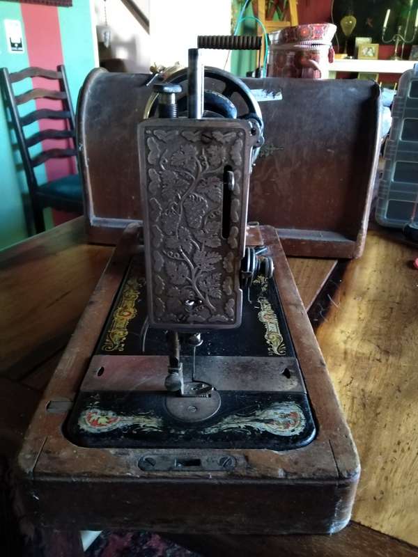 Beautiful Antique Singer Sewing Machine (1910)  Functional