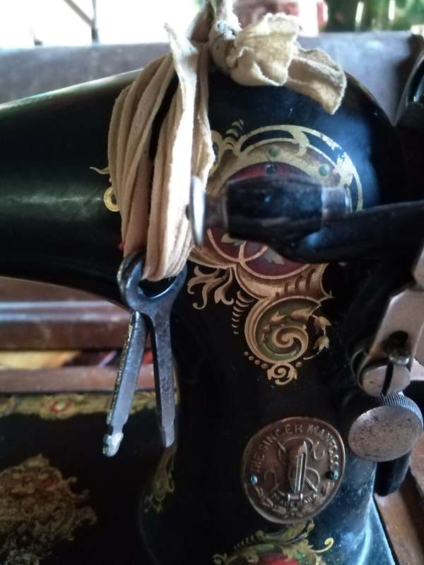 Beautiful Antique Singer Sewing Machine (1910)  Functional