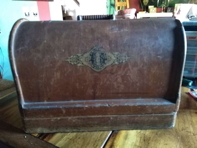 Beautiful Antique Singer Sewing Machine (1910)  Functional