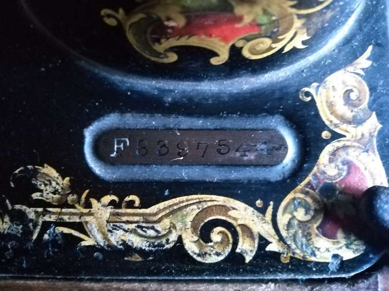 Beautiful Antique Singer Sewing Machine (1910)  Functional