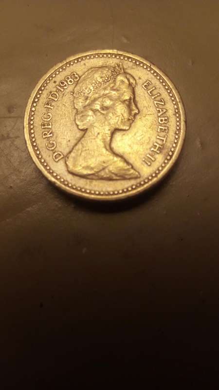 Rare  British 1 Pound Elizabeth 11 D.G.REG.F.D. 1983 Error on Rim Upside Down