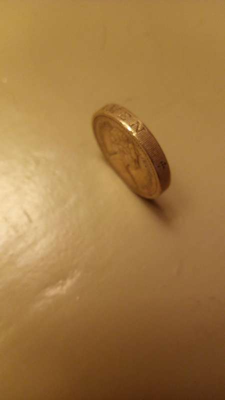 Rare  British 1 Pound Elizabeth 11 D.G.REG.F.D. 1983 Error on Rim Upside Down