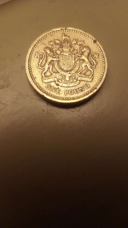 Rare  British 1 Pound Elizabeth 11 D.G.REG.F.D. 1983 Error on Rim Upside Down