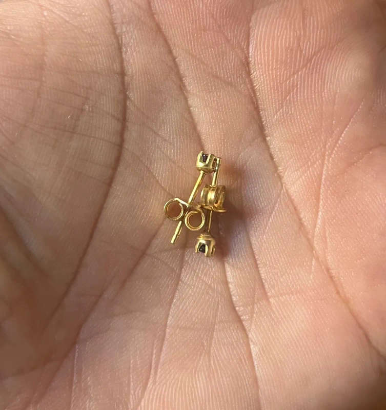 18ct gold stud earrings