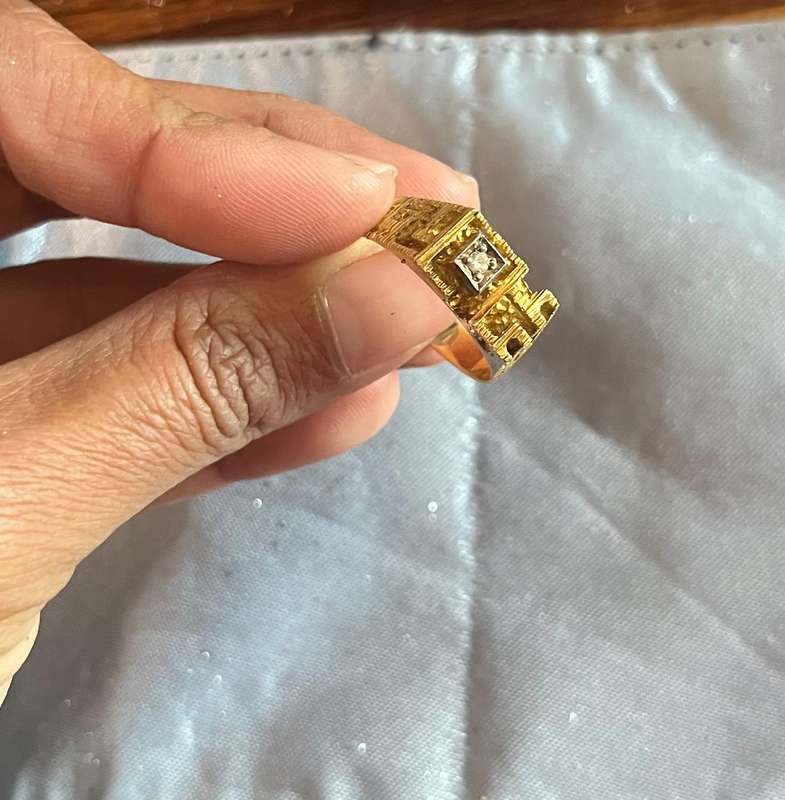 18ct gold vintage mens castle ring