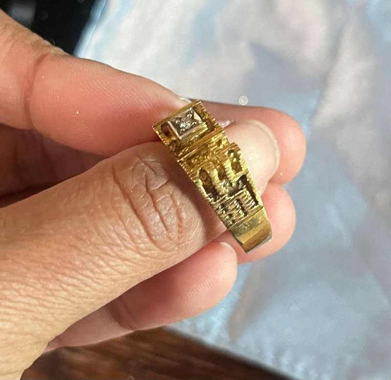 18ct gold vintage mens castle ring