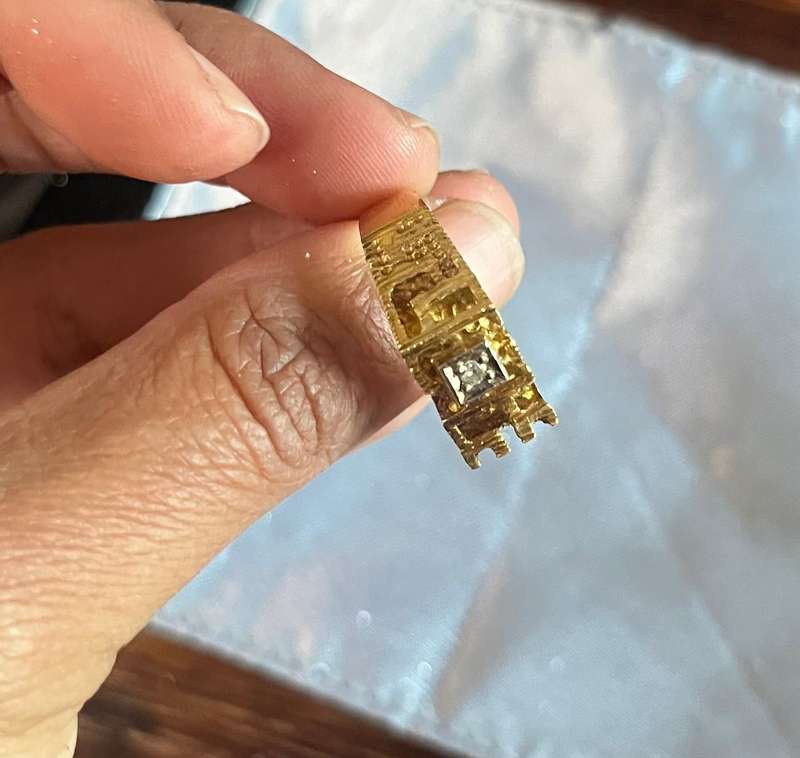 18ct gold vintage mens castle ring