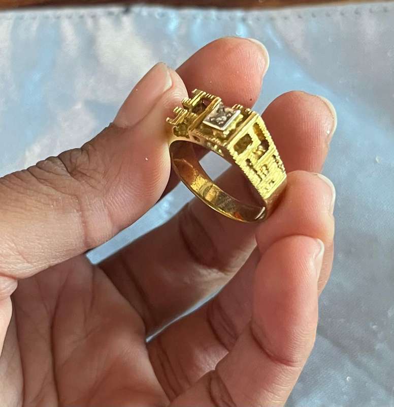18ct gold vintage mens castle ring