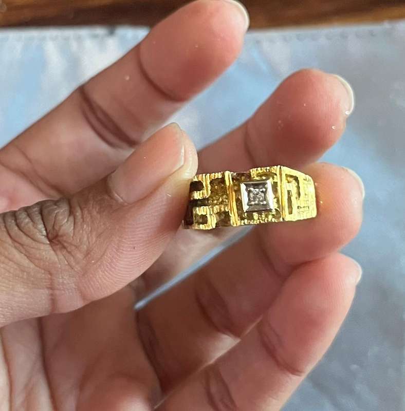 18ct gold vintage mens castle ring