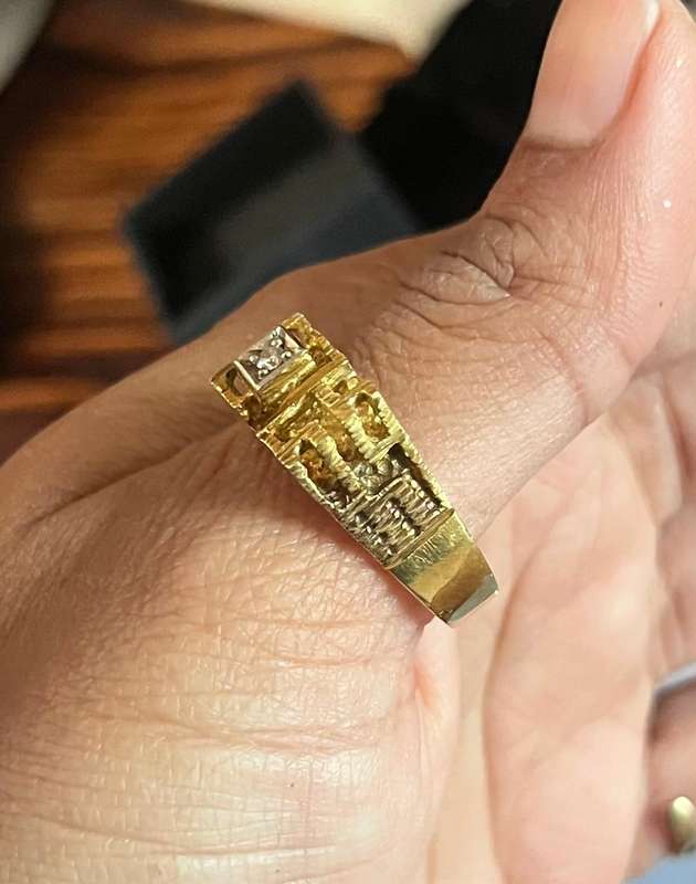 18ct gold vintage mens castle ring