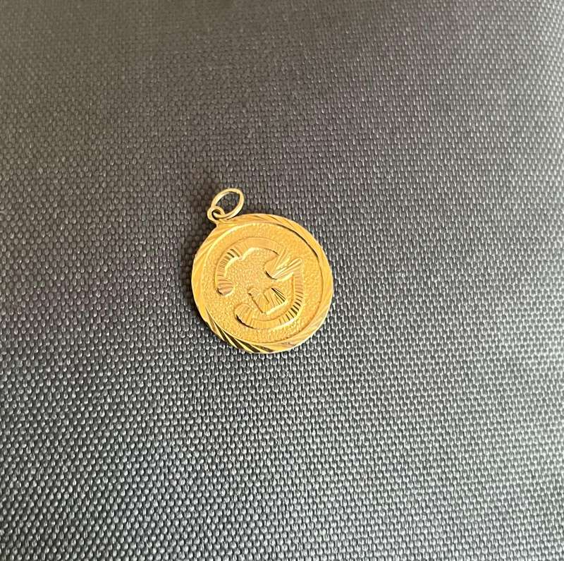 9ct gold aum pendant 21mm