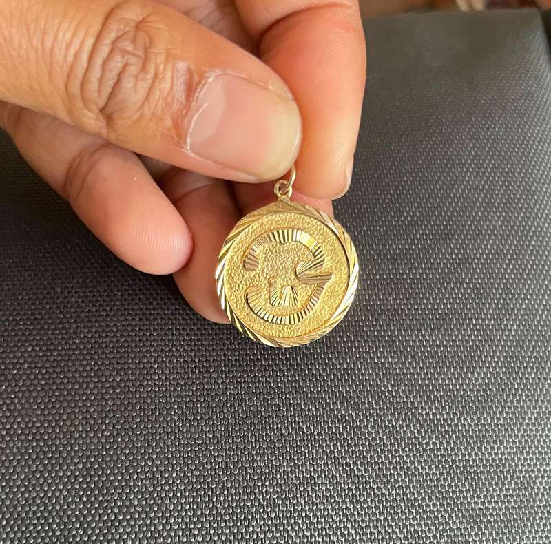 9ct gold aum pendant 21mm