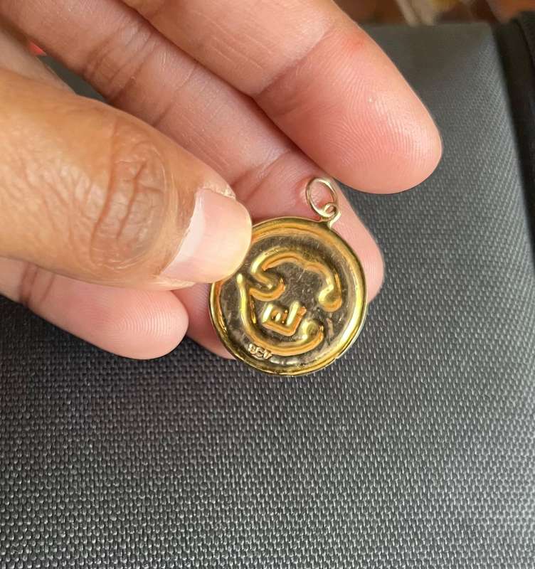 9ct gold aum pendant 21mm