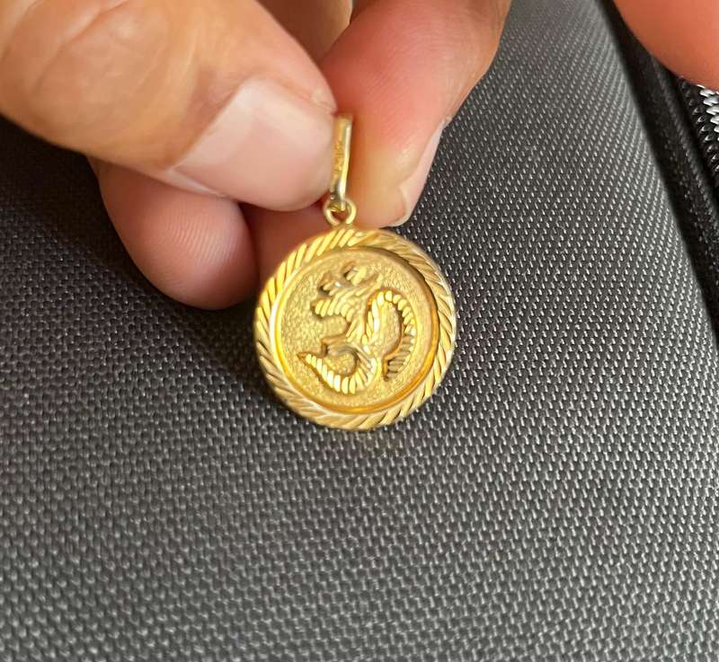9ct gold aum pendant 19mm