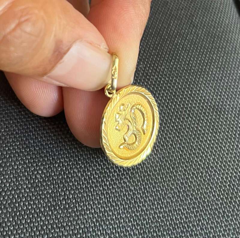 9ct gold aum pendant 19mm