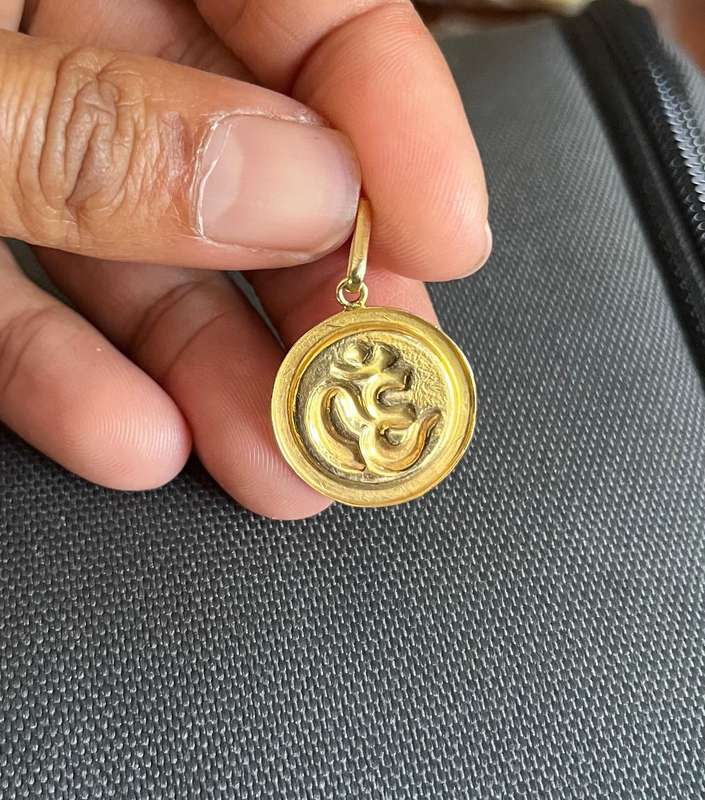 9ct gold aum pendant 19mm