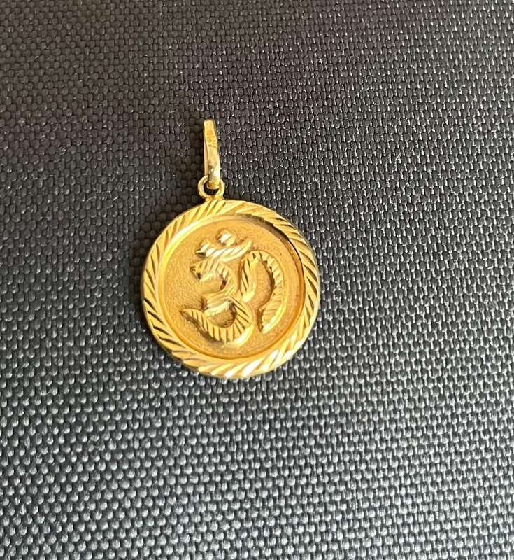 9ct gold aum pendant 19mm