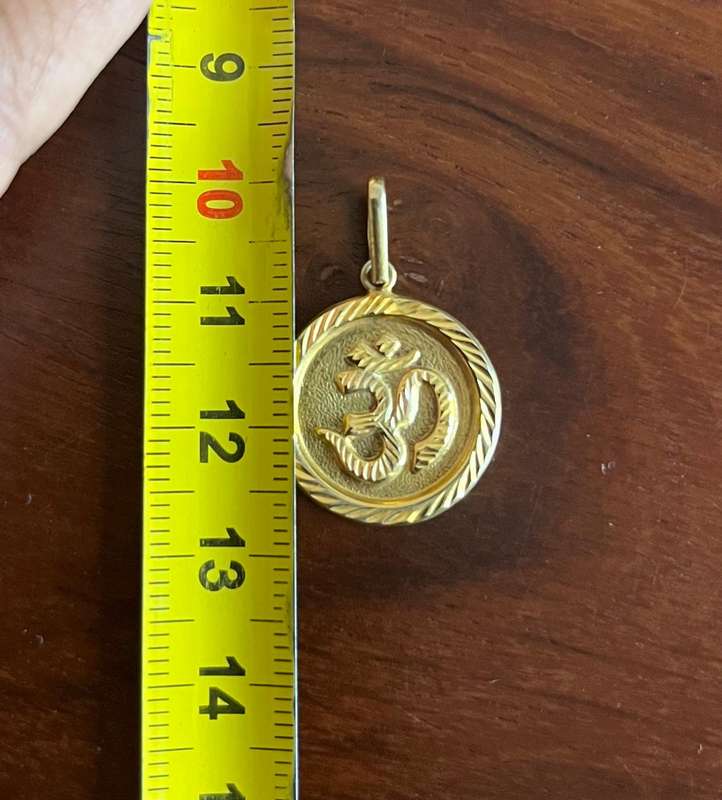 9ct gold aum pendant 19mm
