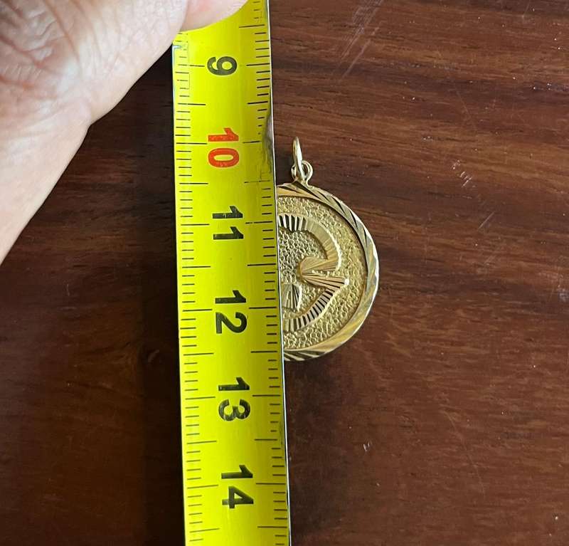9ct gold aum pendant 21mm