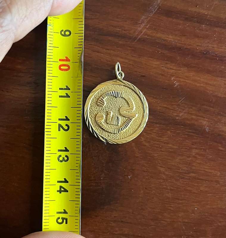 9ct gold aum pendant 21mm