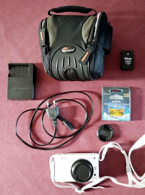 Nikon 1 J1 with 1 NIKKOR lens 10mm Digital Camera Kit