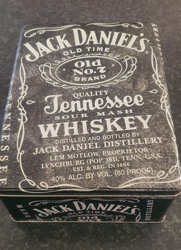 Jack Daniel's gift set with 4 whiskey glasses ( Father's day )