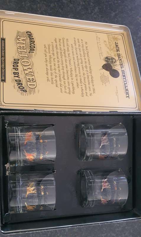 Jack Daniel's gift set with 4 whiskey glasses ( Father's day )